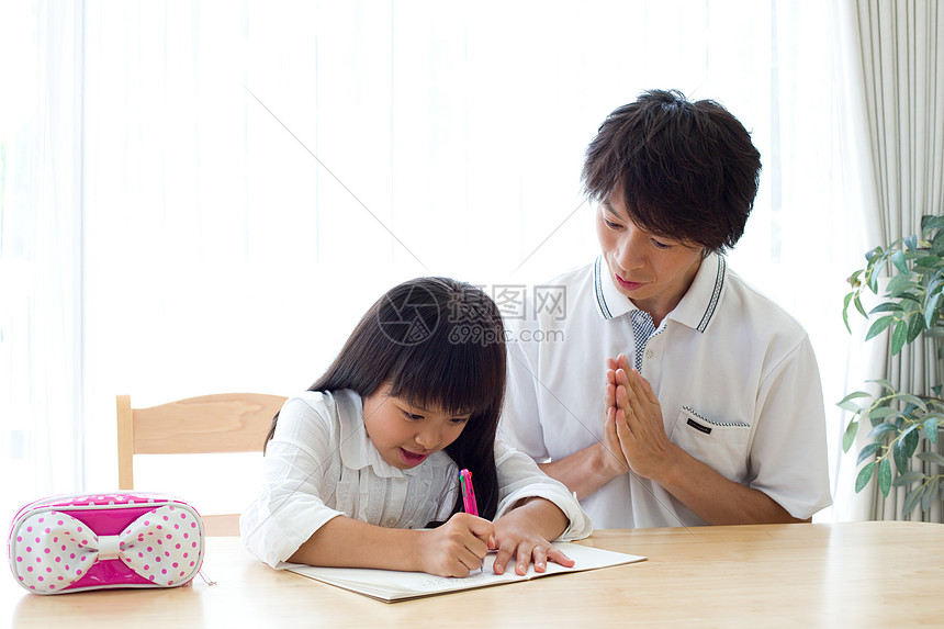 父亲在辅导女儿写作业图片