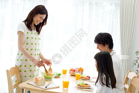 在给家人准备食物的母亲图片
