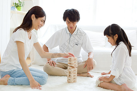 一家人在地上玩积木游戏图片