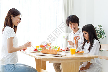 一家三口在餐桌上吃饭图片