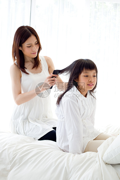 母亲给女儿梳头发