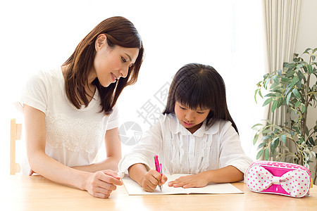 母亲陪着小女孩做作业图片