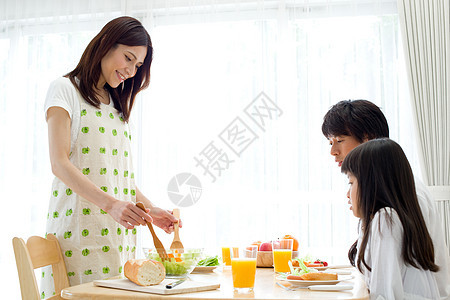 家人一起用餐图片