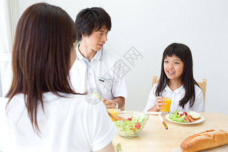 小女孩与家人一起用餐图片
