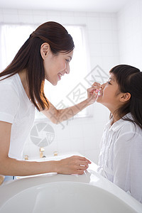 妈妈帮助女儿刷牙图片