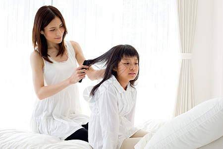 事帮妈妈帮女儿梳头发背景