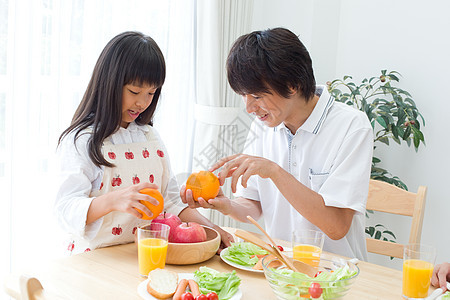 小学生和家人一起用餐图片