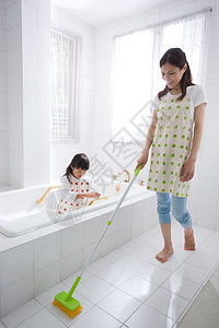 妈妈和孩子在浴室做清洁背景图片