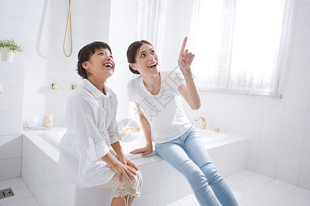 妈妈和孩子在浴缸里玩肥皂泡图片