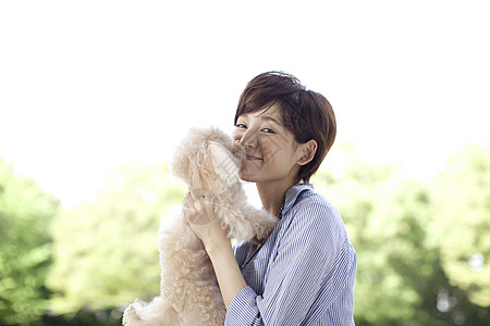 女人抱着狗图片