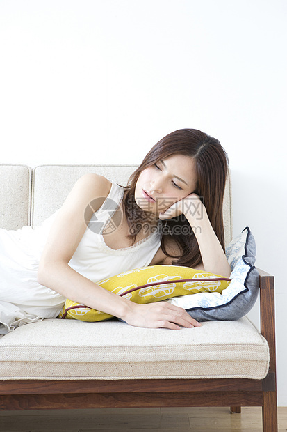女性侧躺在沙发上休息图片