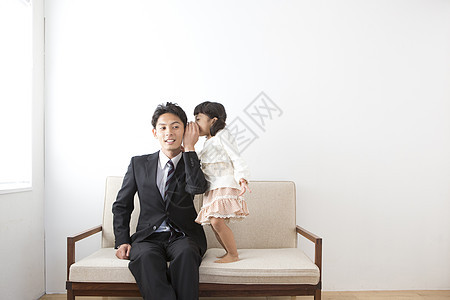 小女孩和父亲在说悄悄话图片
