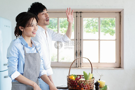 烹饪美食的幸福夫妇图片