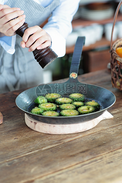 给食物撒调味料特写图片