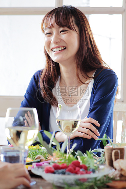 餐桌上的女性形象图片