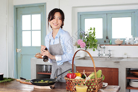 住房准备食物的妇女图片