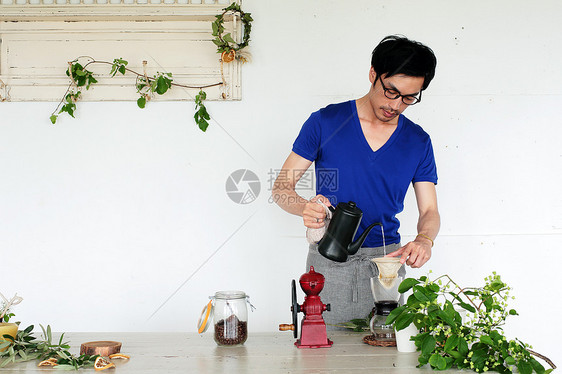 煮咖啡的男性图片