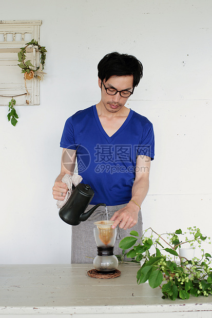 煮咖啡的男性图片