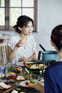 家庭聚会上用餐的女生图片