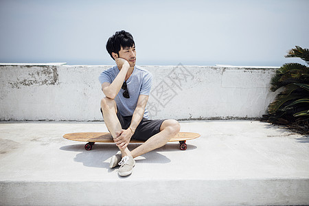 夏日海边滑板上的男性图片
