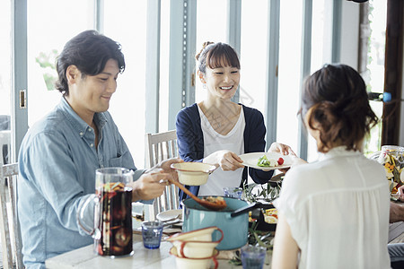 家庭聚会上用餐的青年人图片