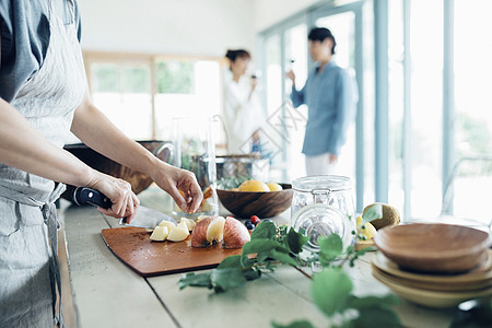 家庭聚会准备食物手部特写图片