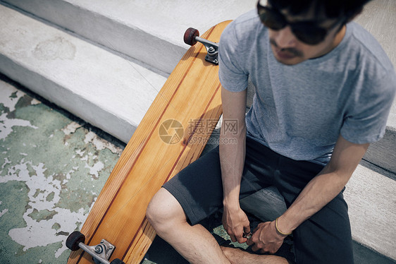 夏天滑板旁的青年人图片
