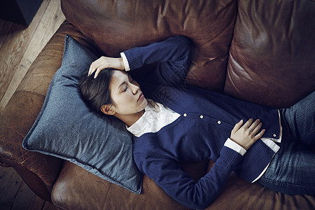 疲惫的职场女性躺在沙发上图片