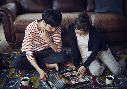 同居的青年男女看杂志图片