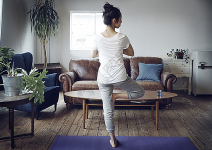 在瑜伽垫上锻炼的女性图片