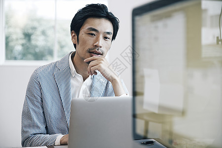 看电脑工作的男士商务人像图片