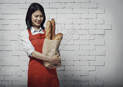 手抱法棍的女职员形象图片