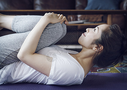 瑜伽垫上锻炼的女性图片