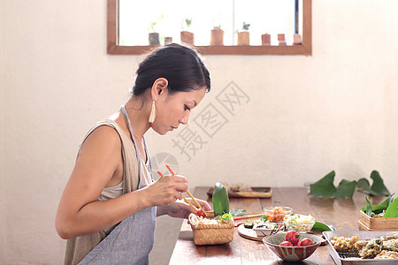 准备野餐盒饭的家庭主妇图片