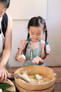 父母和孩子一起制作饭团图片