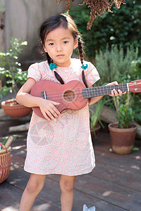 弹奏尤克里里琴的女孩图片