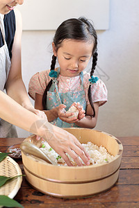 孩子和家长一起制作饭团图片