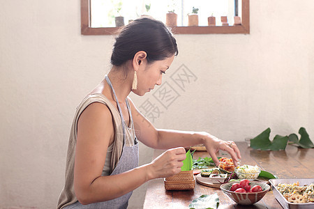 在制作野餐食物的女性图片