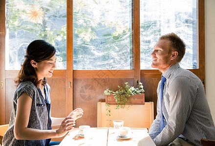 咖啡店约会聊天的异国情侣图片