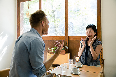 木纹餐桌咖啡店聊天约会的异国人背景