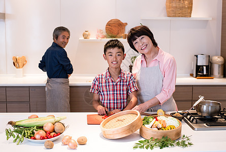 祖父母和孩子一起烹饪食物图片