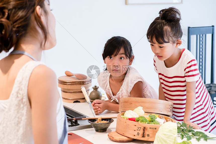 和孩子们一起制作食物图片