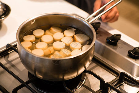 灶台上正在烹饪的土豆图片