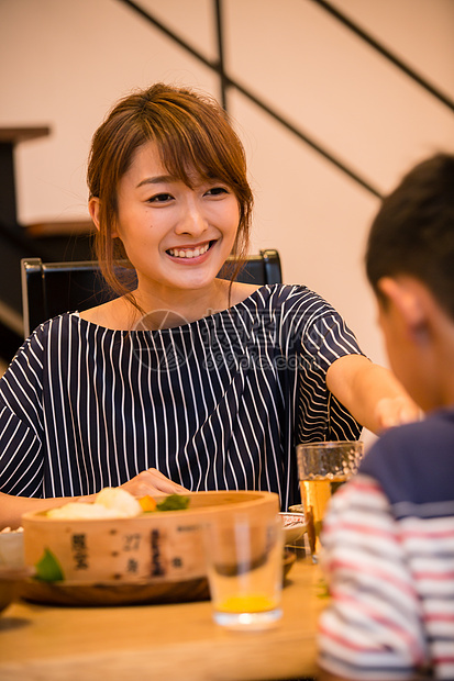 餐桌上微笑吃饭的女性图片