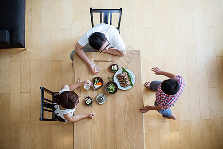 一家人吃饭俯视图图片