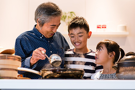 爷爷教孙子孙女烹饪图片