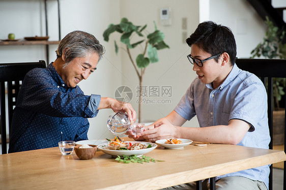 家人餐桌上聊天喝酒图片