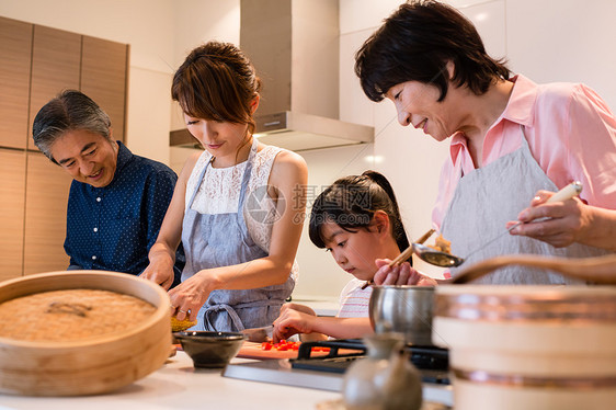 三代同堂厨房制作料理图片