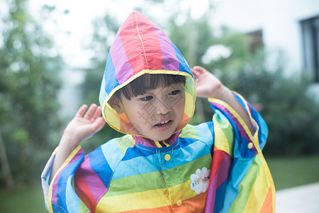 穿着彩色雨披的小男孩图片