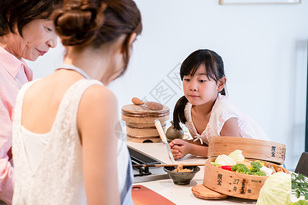 孙女看妈妈奶奶烹饪美食图片